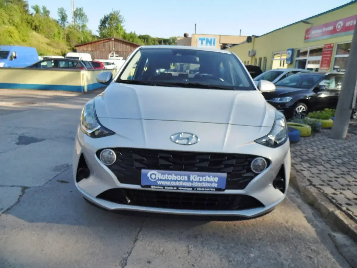 Gebraucht Hyundai i10 Trend 67 PS (49 kW) 2021 Silber Kleinwagen