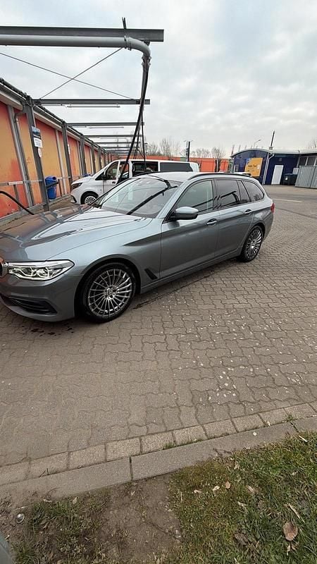 Grau Gebraucht 2018 BMW 530 Sport Line Kombi | 24.500 € (Guter Preis) - Bild 1/4