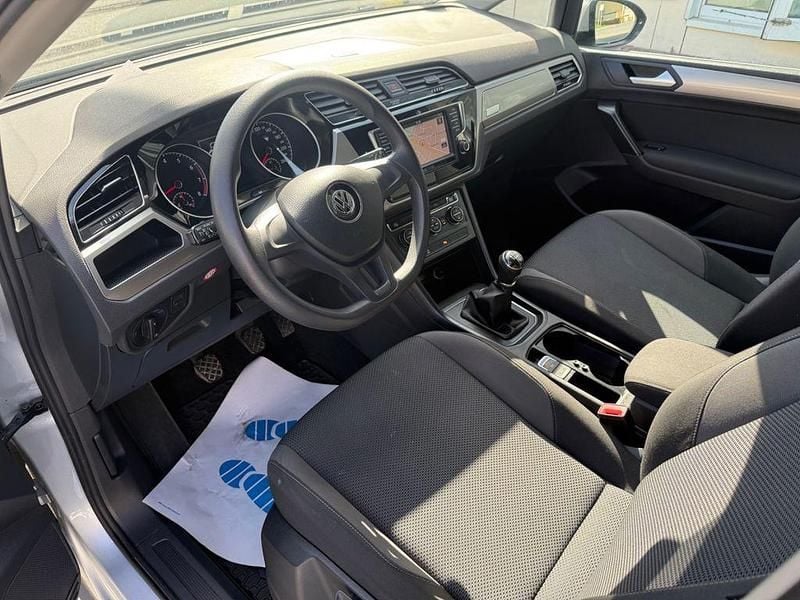 Gebraucht VW Touran Trendline 110 PS (80 kW) 2017 Silber Van / Kleinbus