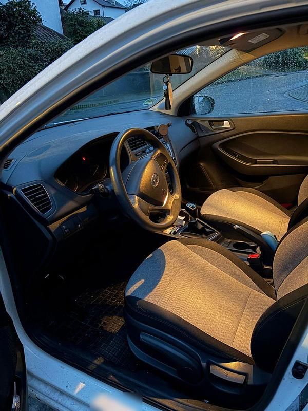Gebraucht Hyundai i20 75 PS (55 kW) 2016 Weiß Kleinwagen