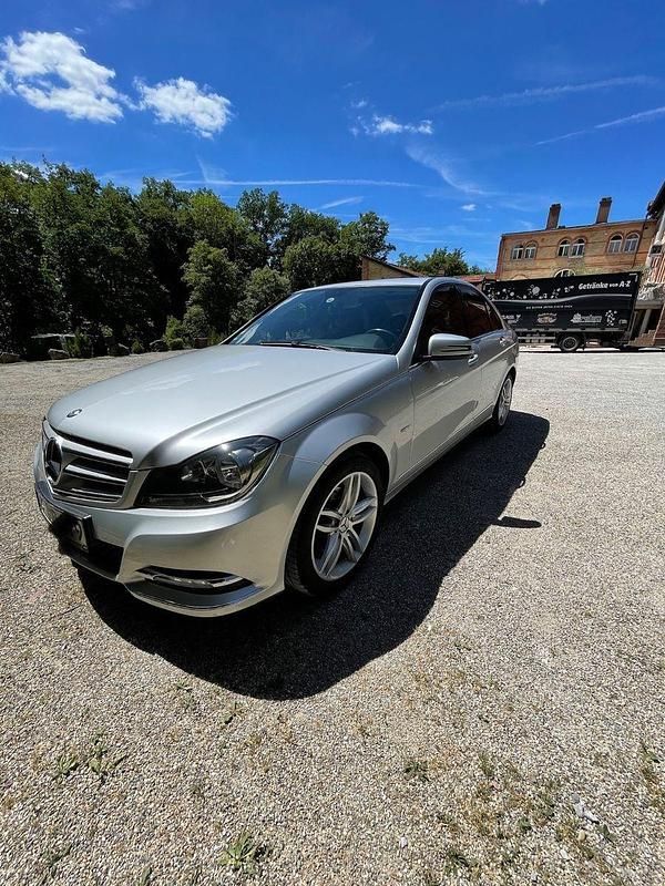 Silber Gebraucht 2011 Mercedes 200 Avantgarde Kombi | 9.000 € - Bild 1/4