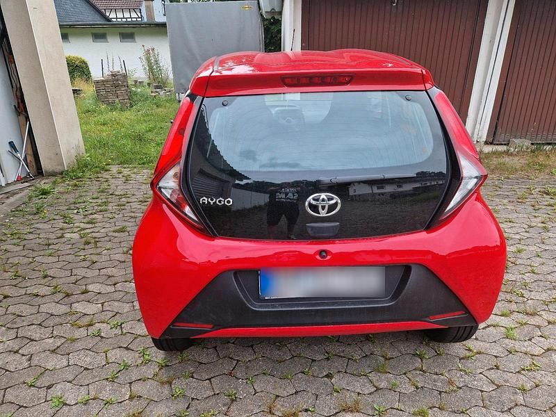 Gebraucht Toyota Aygo 65 PS (47 kW) 2020 Rot Kleinwagen