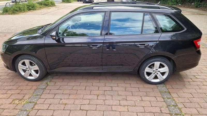 Schwarz Gebraucht 2016 Skoda Fabia Style Kombi | 8.190 € (Fairer Preis) - Bild 1/4