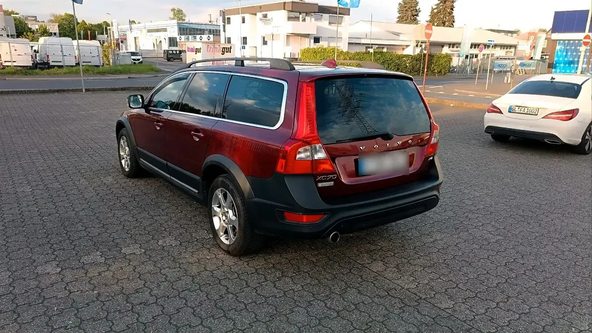 Gebraucht Volvo XC70 Summum 185 PS (136 kW) 2008 Rot Kombi