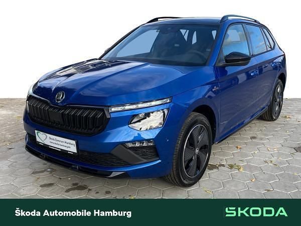 Blau (raceblau metallic) Neu 2025 Skoda Kamiq Monte Carlo SUV | 33.121 € (Teuer) - Bild 1/4