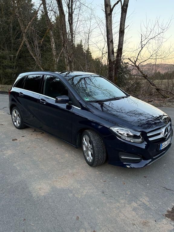 Gebraucht Mercedes B180 122 PS (89 kW) 2017 Blau Van / Kleinbus