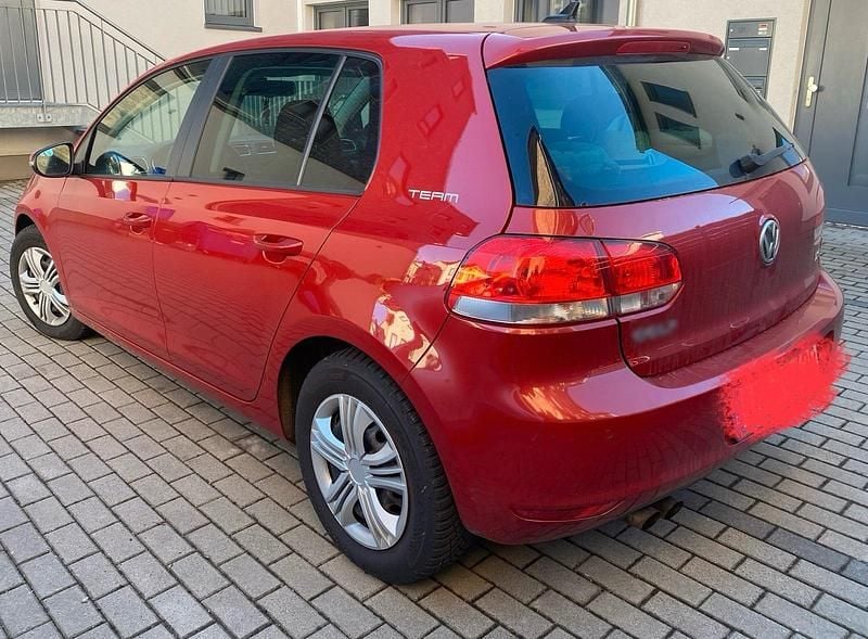 Gebraucht VW Golf VI 122 PS (89 kW) 2010 Rot Kleinwagen