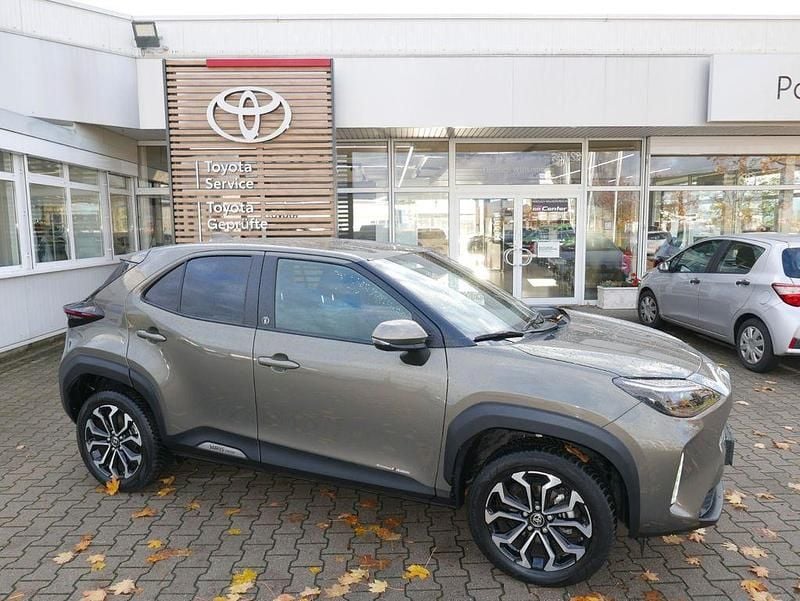 Braun Gebraucht 2021 Toyota Yaris Cross Team SUV | 22.930 € (Fairer Preis) - Bild 1/4