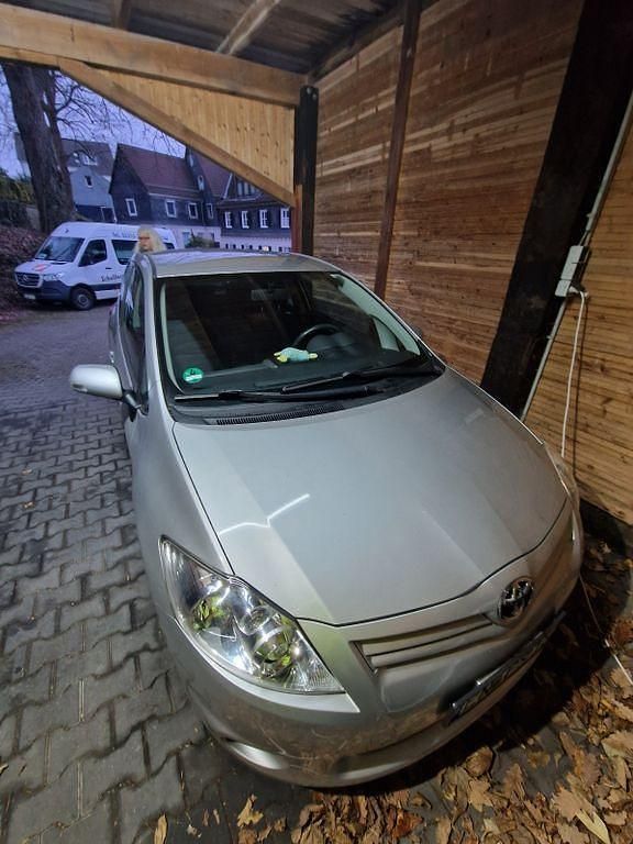 Gebraucht Toyota Auris 132 PS (97 kW) 2010 Silber Kleinwagen