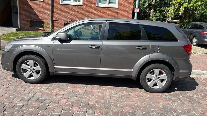 Grau Gebraucht 2011 Fiat Freemont SUV | 6.299 € (Fairer Preis) - Bild 1/4