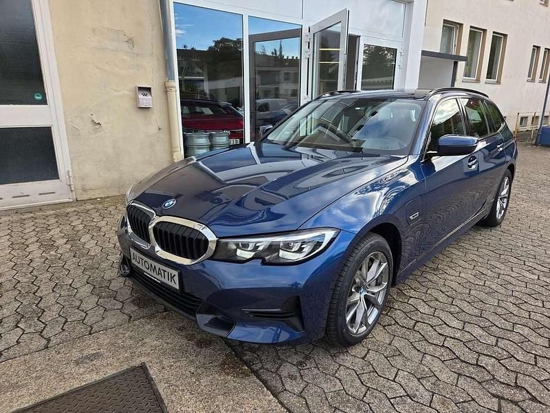 Gebraucht BMW 330e Sport Line 292 PS (214 kW) 2022 Phytonicblau Kombi