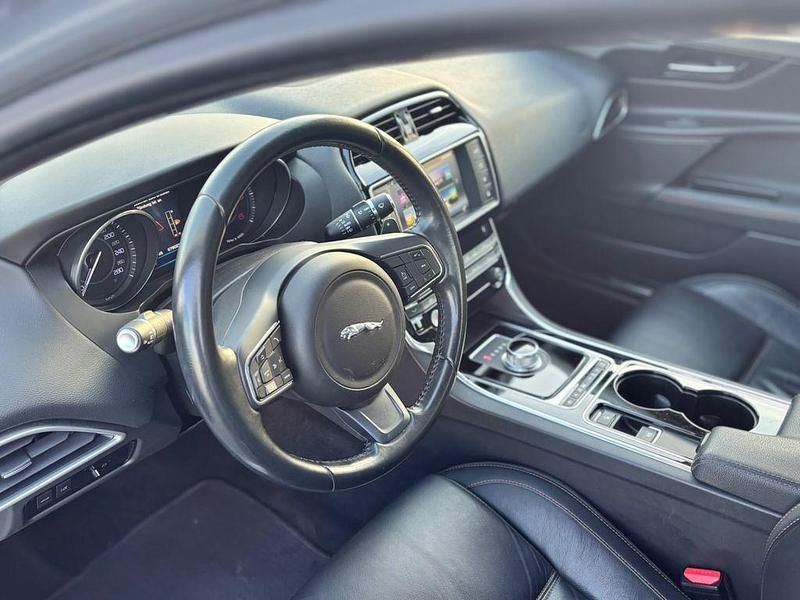 Gebraucht Jaguar XE Prestige 163 PS (119 kW) 2017 Silber Limousine