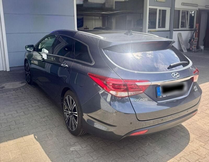 Grau Gebraucht 2017 Hyundai i40 Premium Kombi | 14.000 € - Bild 1/4