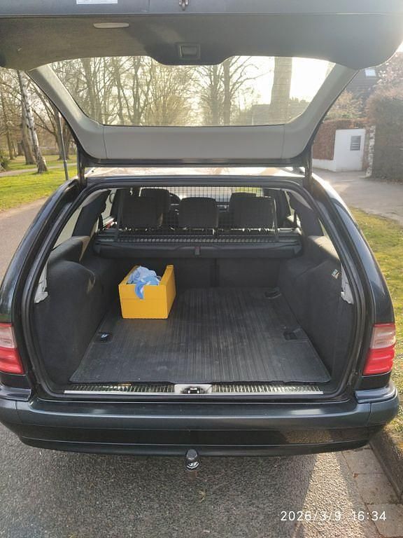 Gebraucht Mercedes E220 Classic 143 PS (105 kW) 2002 Blau Kombi