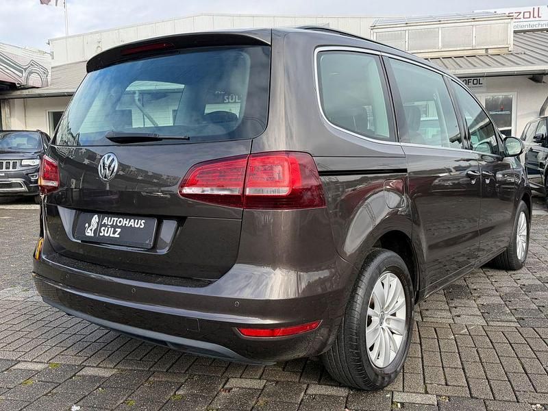 Gebraucht VW Sharan Comfortline 150 PS (110 kW) 2018 Braun Van / Kleinbus