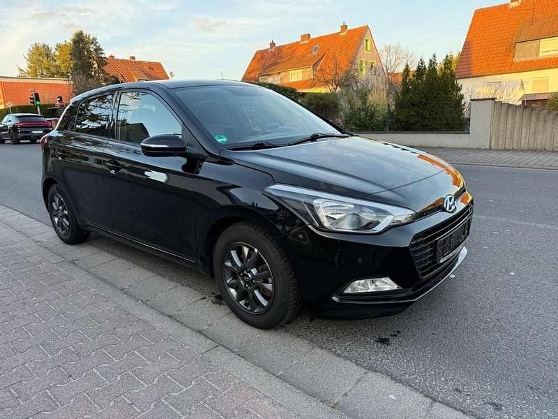 Gebraucht Hyundai i20 99 PS (72 kW) 2016 Schwarz Limousine