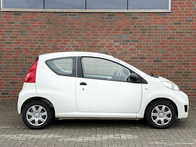 Gebraucht Peugeot 107 68 PS (50 kW) 2012 Weiß Kleinwagen