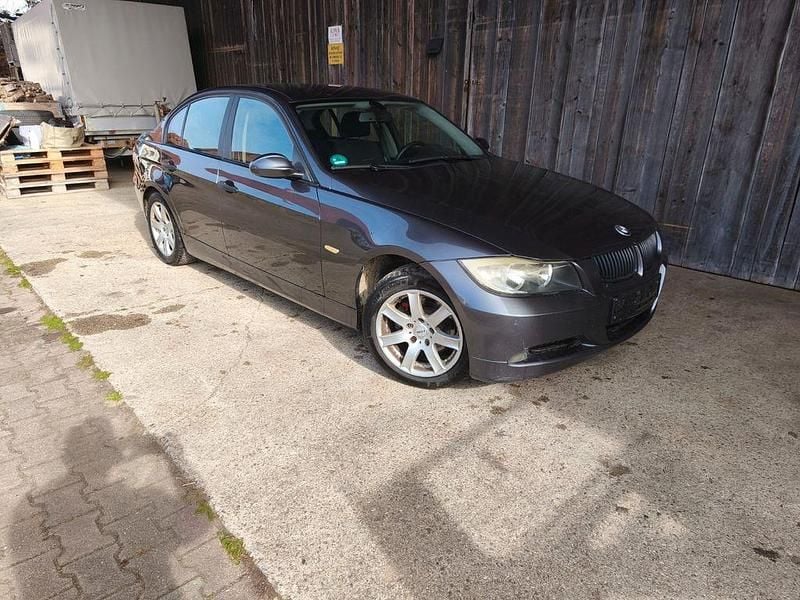 Grau Gebraucht 2005 BMW 320 Limousine | 2.490 € (Superpreis) - Bild 1/4