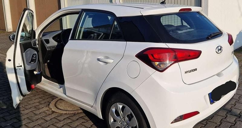 Gebraucht Hyundai i20 Classic 84 PS (61 kW) 2016 Weiß Limousine