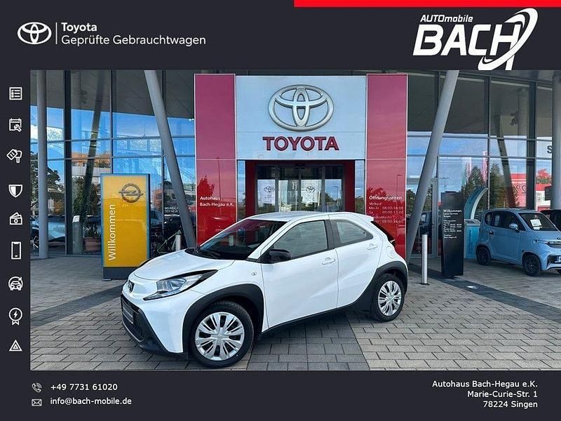 Schneeweiß Gebraucht 2022 Toyota Aygo Play Kleinwagen | 13.990 € (Fairer Preis) - Bild 1/4