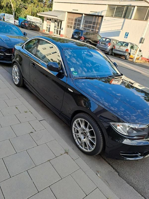 Schwarz Gebraucht 2011 BMW 120 Coupé Coupé | 10.999 € (Fairer Preis) - Bild 1/4