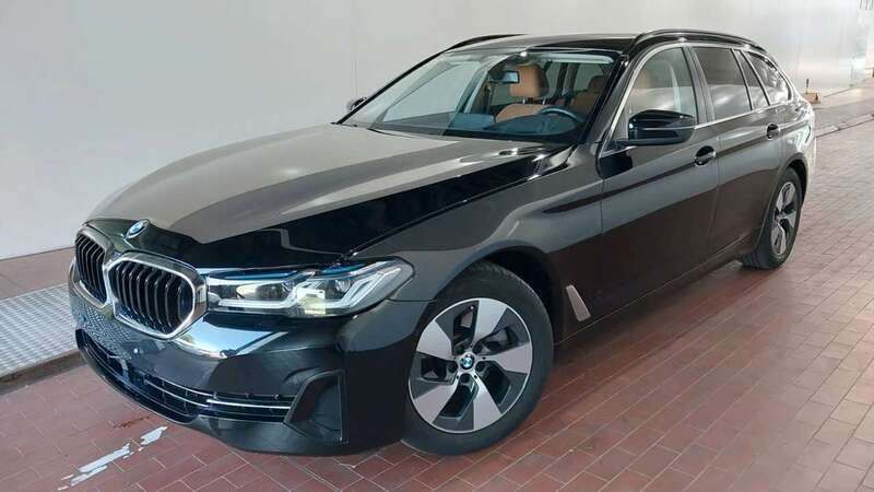 Schwarz ii Gebraucht 2022 BMW 520 Sport Line Kombi | 32.890 € (Guter Preis) - Bild 1/4