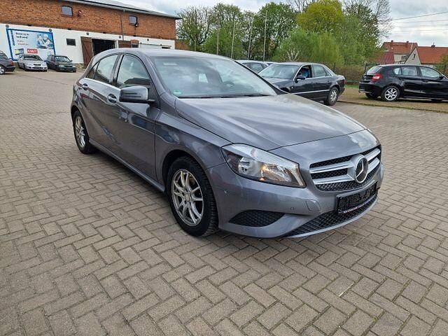 Gebraucht Mercedes A180 122 PS (89 kW) 2014 Mountaingrau  met. Limousine