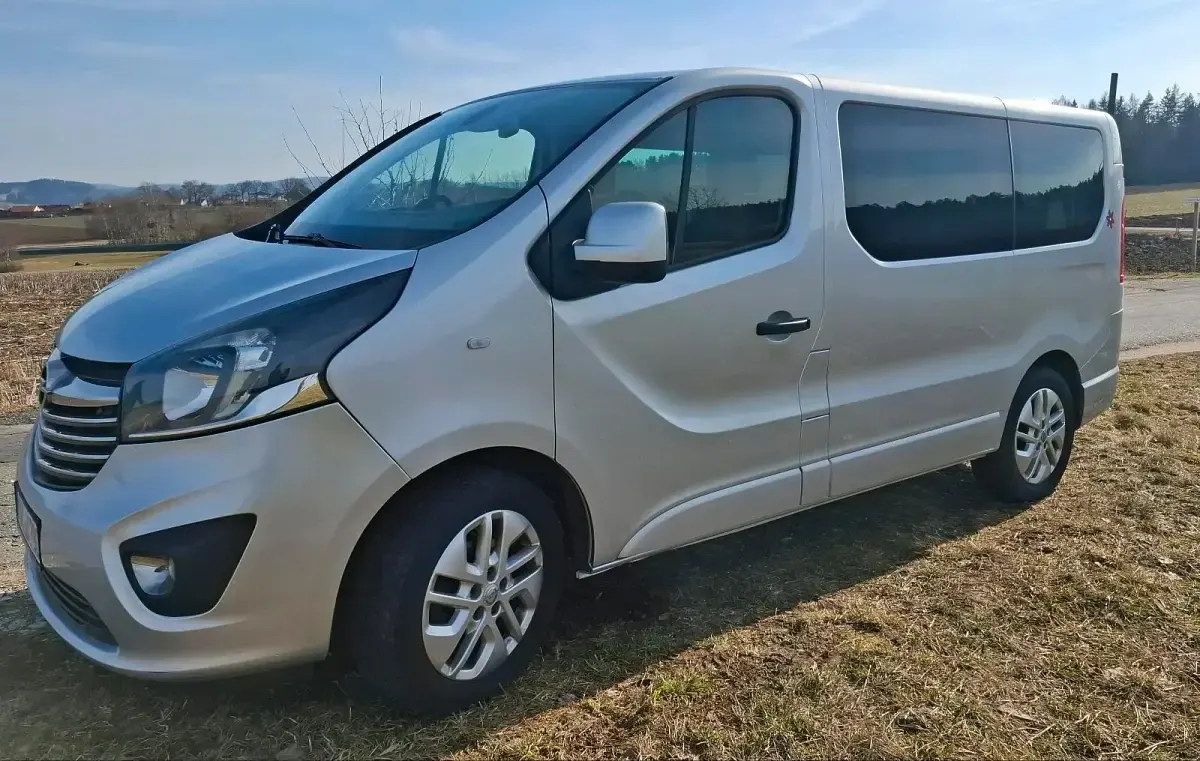 Używany Opel Vivaro S 125 KM (91 kW) 2017 Srebrny Minivan