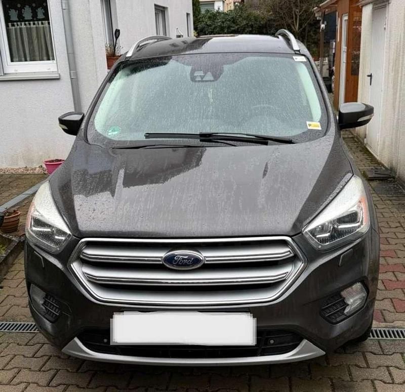 Gebraucht Ford Kuga Titanium 179 PS (131 kW) 2017 Grau SUV