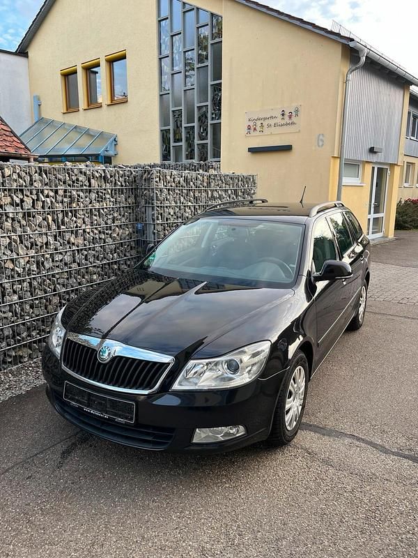 Schwarz Gebraucht 2012 Skoda Octavia Kombi | 4.700 € (Fairer Preis) - Bild 1/4