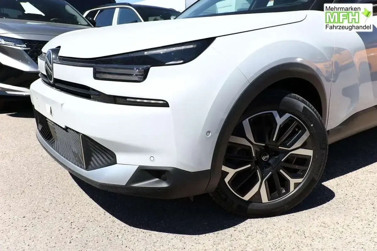 Neu Citroën C4 145 PS (106 kW) 2025 Okenit weiß metallic / ... SUV