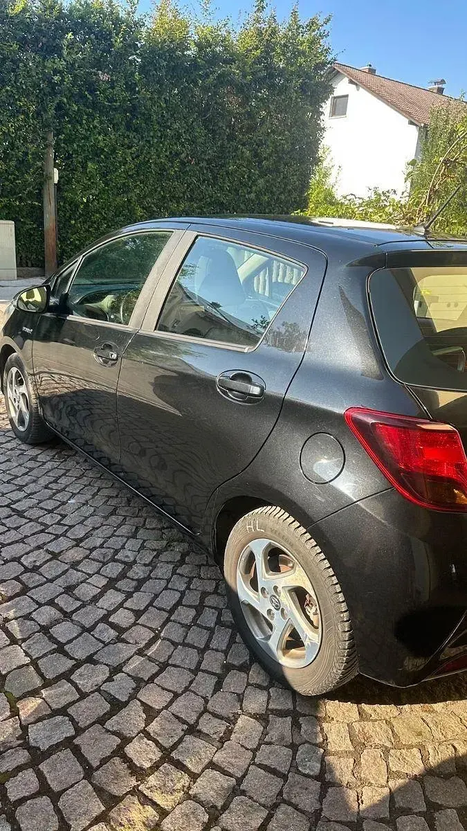 Gebraucht Toyota Yaris Comfort 101 PS (74 kW) 2015 Schwarz Kleinwagen