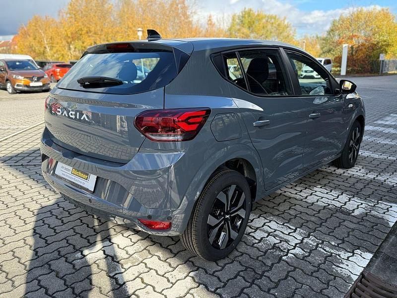 Neu Dacia Sandero Journey 91 PS (66 kW) 2026 Grau Limousine