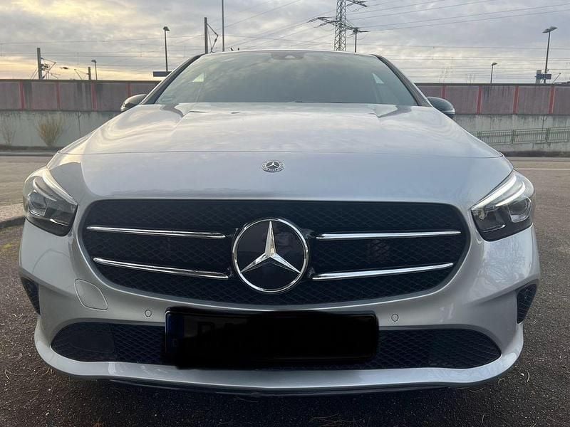 Gebraucht Mercedes B200 Progressive 163 PS (119 kW) 2020 Silber Van / Kleinbus