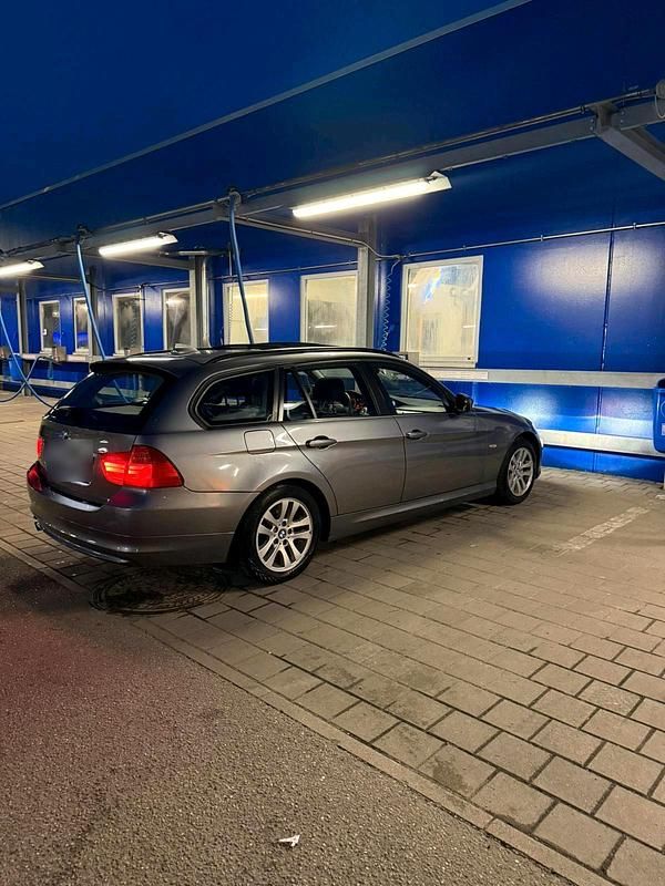 Gebraucht BMW 318 143 PS (105 kW) 2012 Grau Kombi