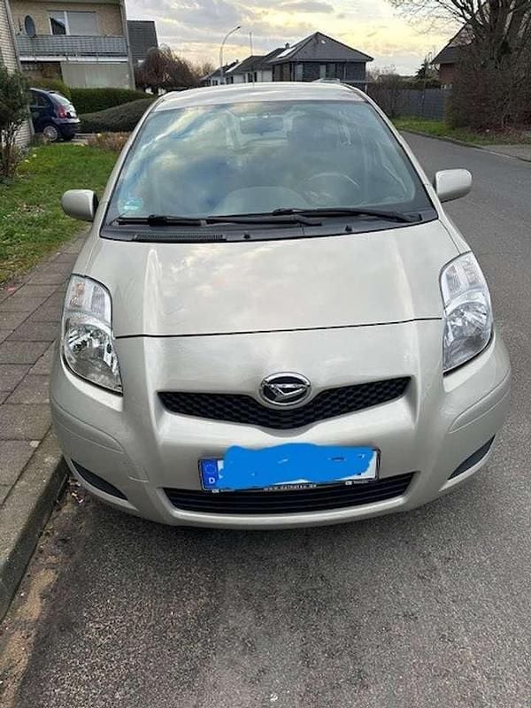 Gebraucht Daihatsu Charade 99 PS (72 kW) 2012 Gelb Limousine