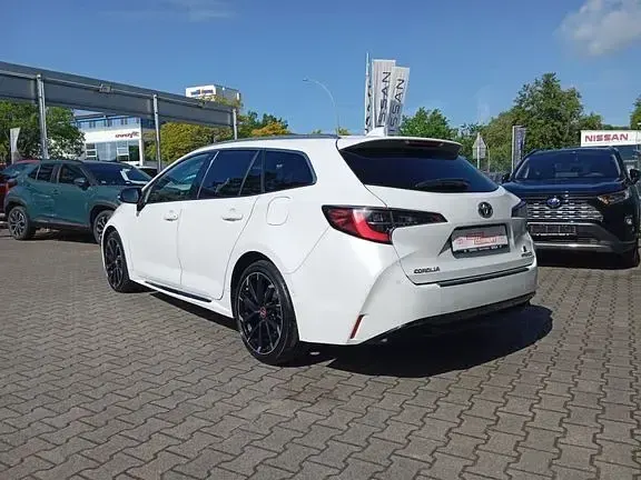 Gebraucht Toyota Corolla Basis 184 PS (135 kW) 2022 Platinumweiss perleffekt Kombi