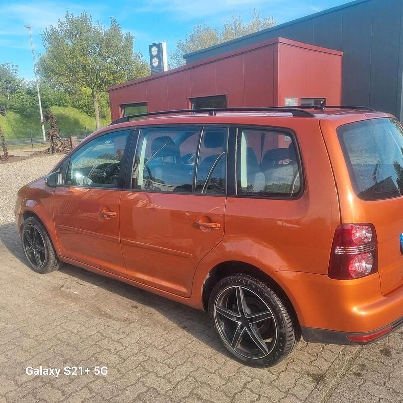 Gebraucht VW Touran 140 PS (102 kW) 2009 Rot Van / Kleinbus