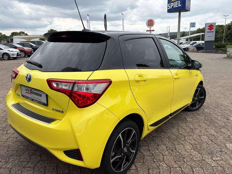 Gebraucht Toyota Yaris Hybrid Basis 101 PS (74 kW) 2017 Gelb Kleinwagen