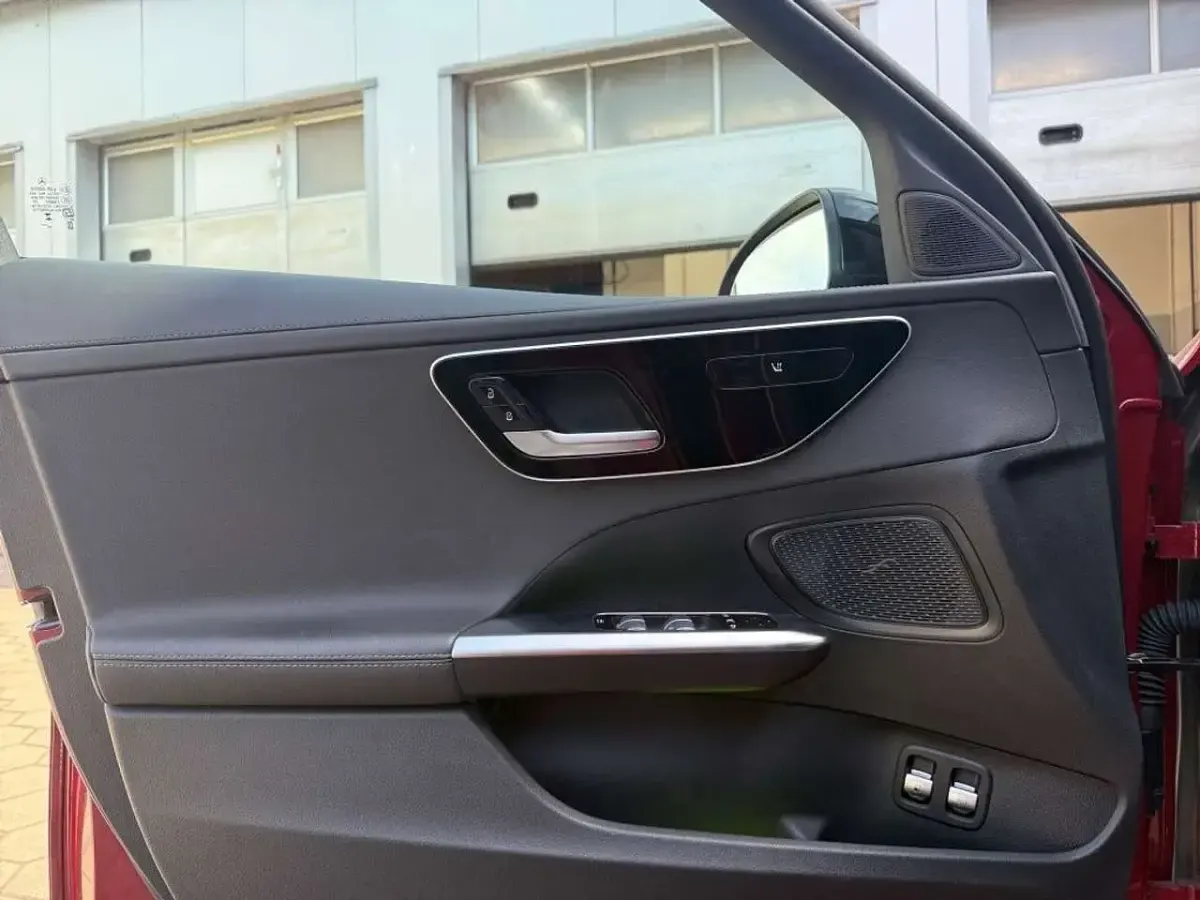 Gebraucht Mercedes C300e AMG 313 PS (230 kW) 2025 Rot Limousine