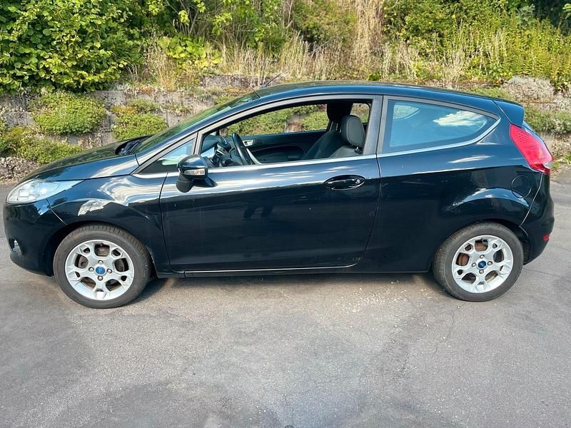 Schwarz Gebraucht 2012 Ford Fiesta Titanium Kleinwagen | 2.799 € - Bild 1/4