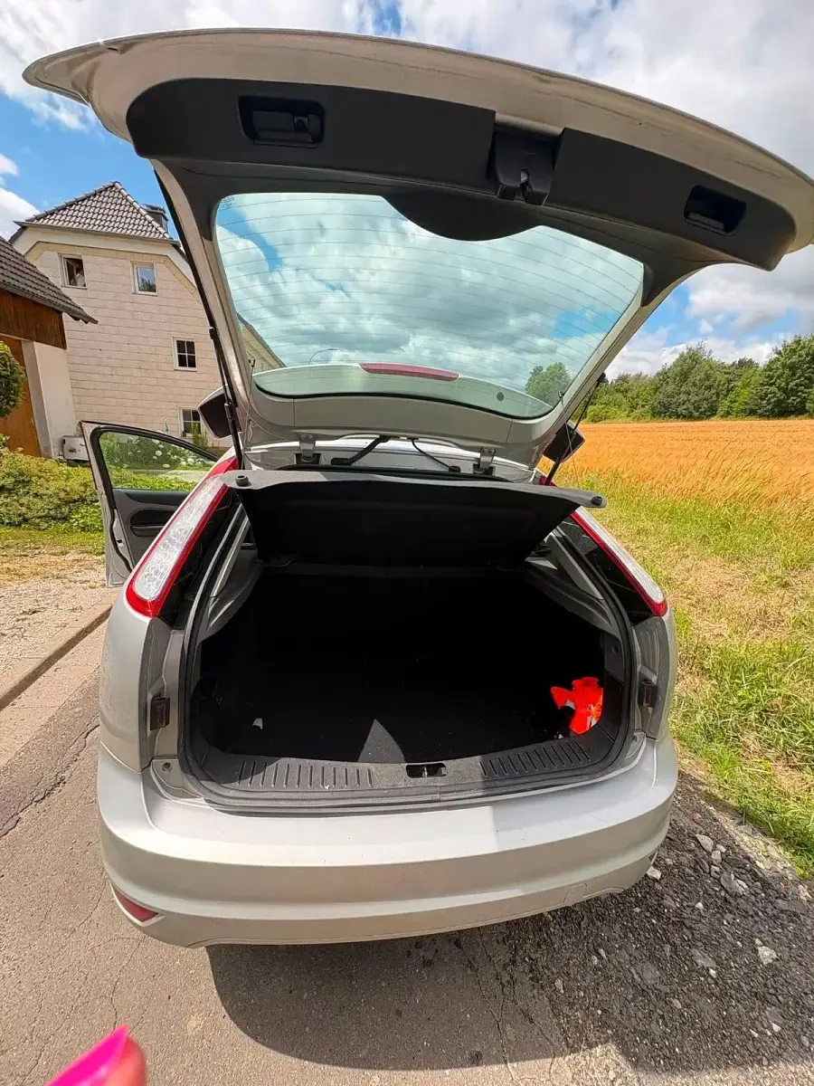 Gebraucht Ford Focus 109 PS (80 kW) 2010 Silber Limousine