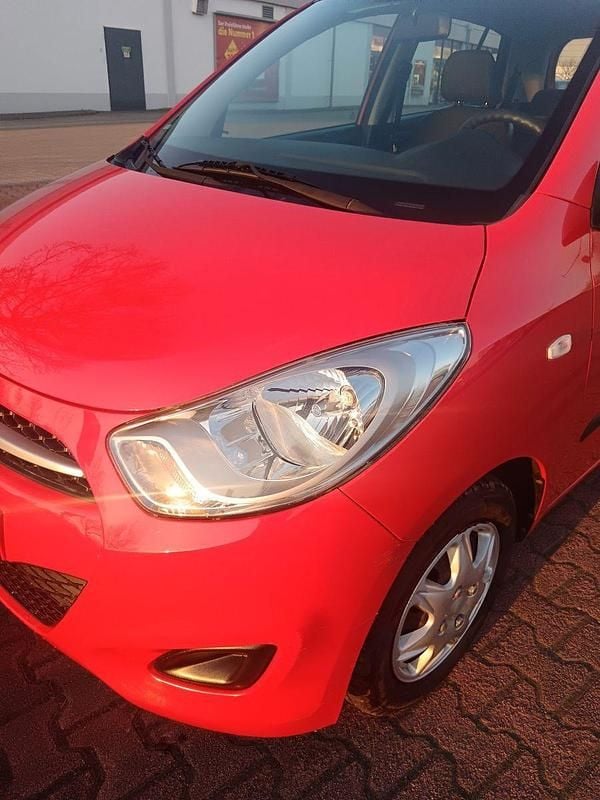 Gebraucht Hyundai i10 70 PS (51 kW) 2012 Rot Kleinwagen