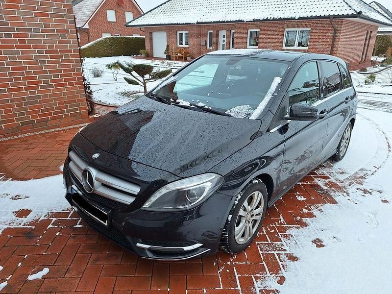 Schwarz Gebraucht 2014 Mercedes B200 Van / Kleinbus | 6.990 € (Fairer Preis) - Bild 1/4