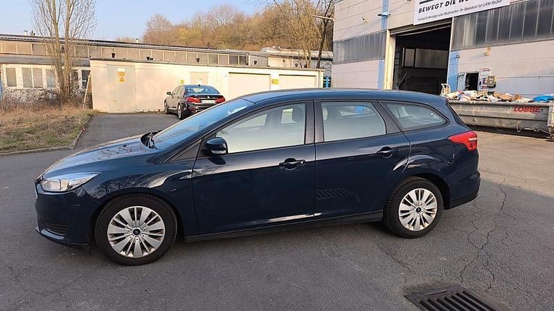 Gebraucht Ford Focus Trend 101 PS (74 kW) 2018 Blau Limousine