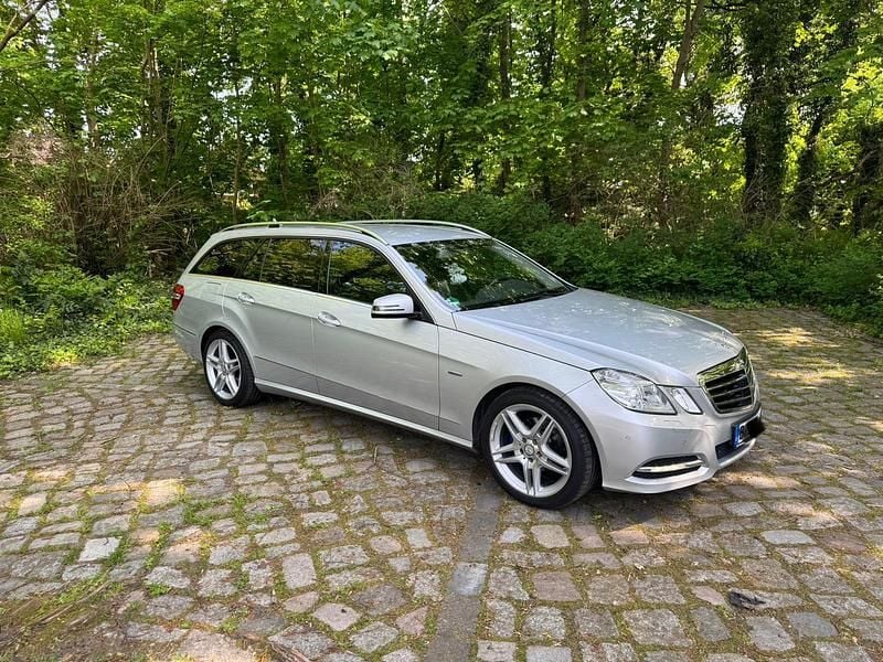 Silber Gebraucht 2011 Mercedes E200 Kombi | 8.750 € (Guter Preis) - Bild 1/4