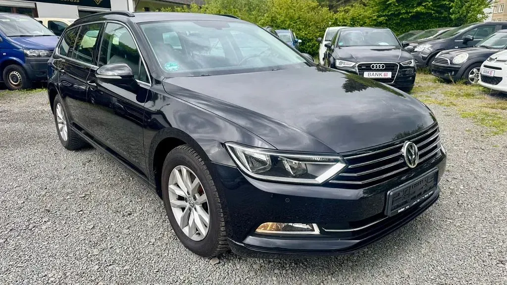 Gebraucht VW Passat Comfortline 120 PS (88 kW) 2018 Deep black perleffekt Kombi
