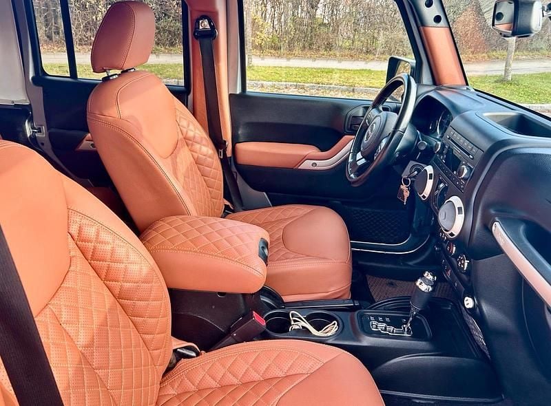 Grau Gebraucht 2018 Jeep Wrangler Sahara SUV | 26.500 € - Bild 1/4