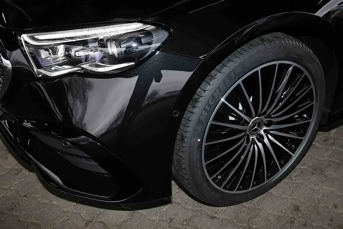 Gebraucht Mercedes E220 AMG 197 PS (144 kW) 2025 Metalliclack obsidianschwarz Limousine