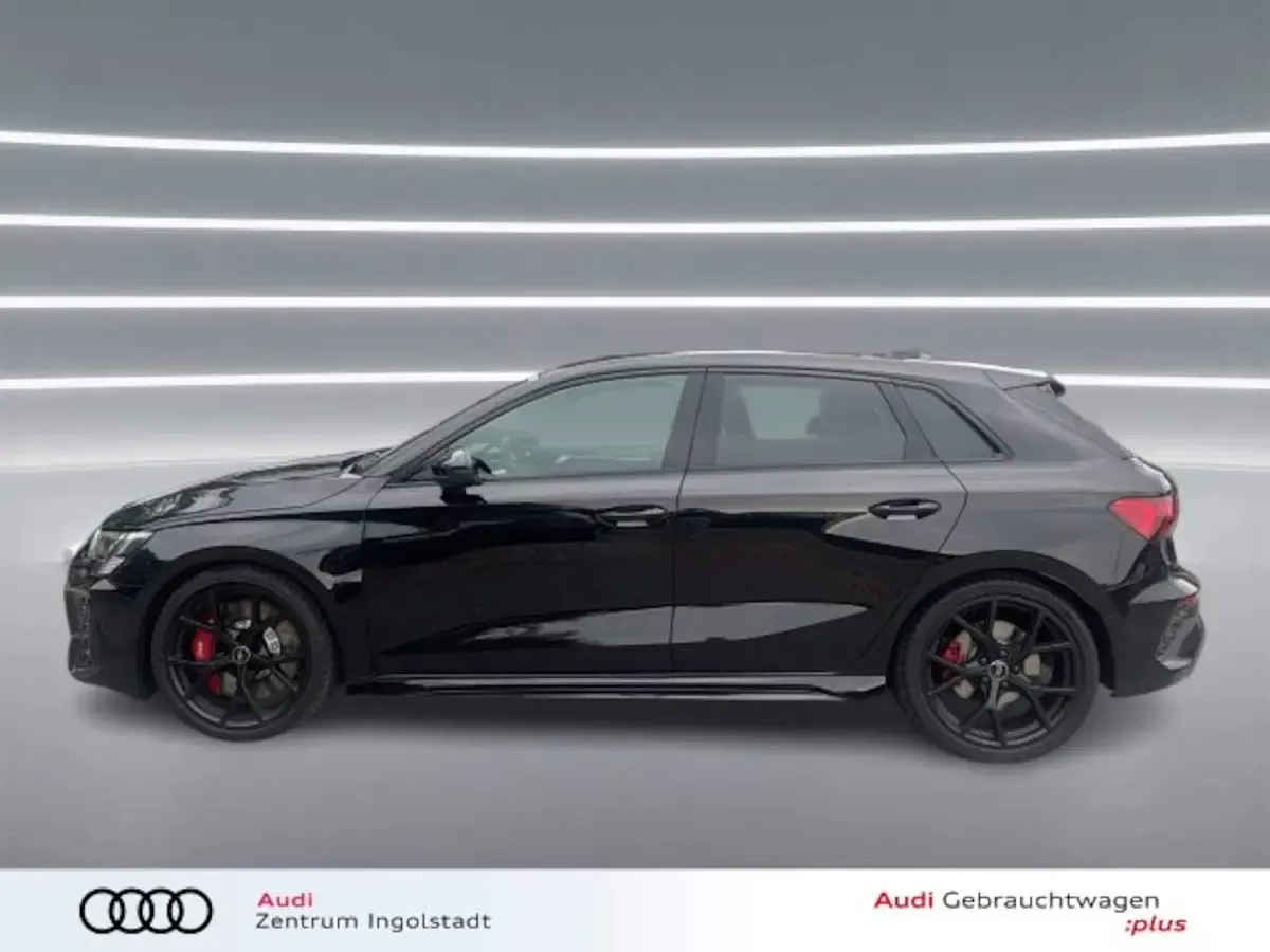 Gebraucht Audi RS3 Sportback Ambiente 400 PS (294 kW) 2023 Mythosschwarz metallic Kleinwagen